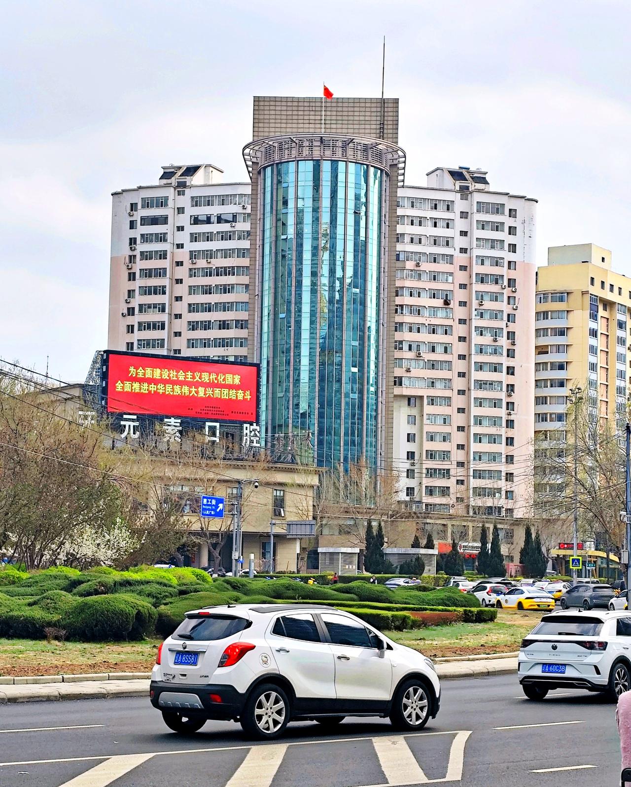 惠工街景色一观。位于沈阳沈河区的惠工街，地处市中心，历史悠久，高楼林立，建筑宏伟