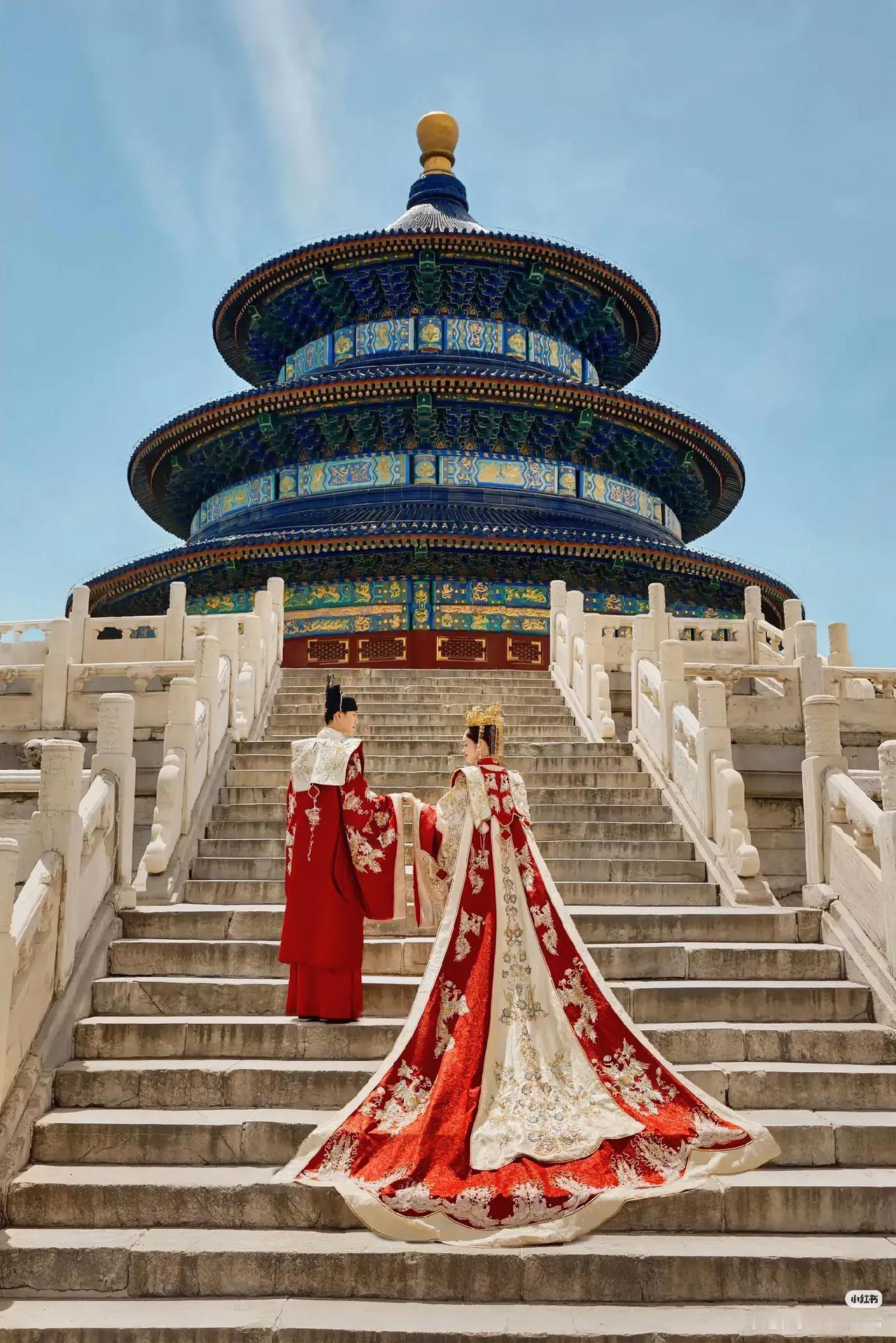 天坛这次的做法真让人想不通，明制汉服的摊位说拆就拆了，可另一边的清宫装租衣点却一