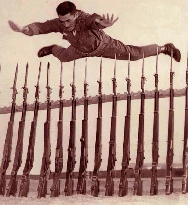 80年代，伊朗，一位名叫哈桑·阿布舍纳桑的军官越过步枪跳高 