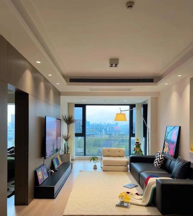 小区里刚发生的真事儿，看得人心里堵得慌！
 
40岁的张姐二婚，当年因为不能生育