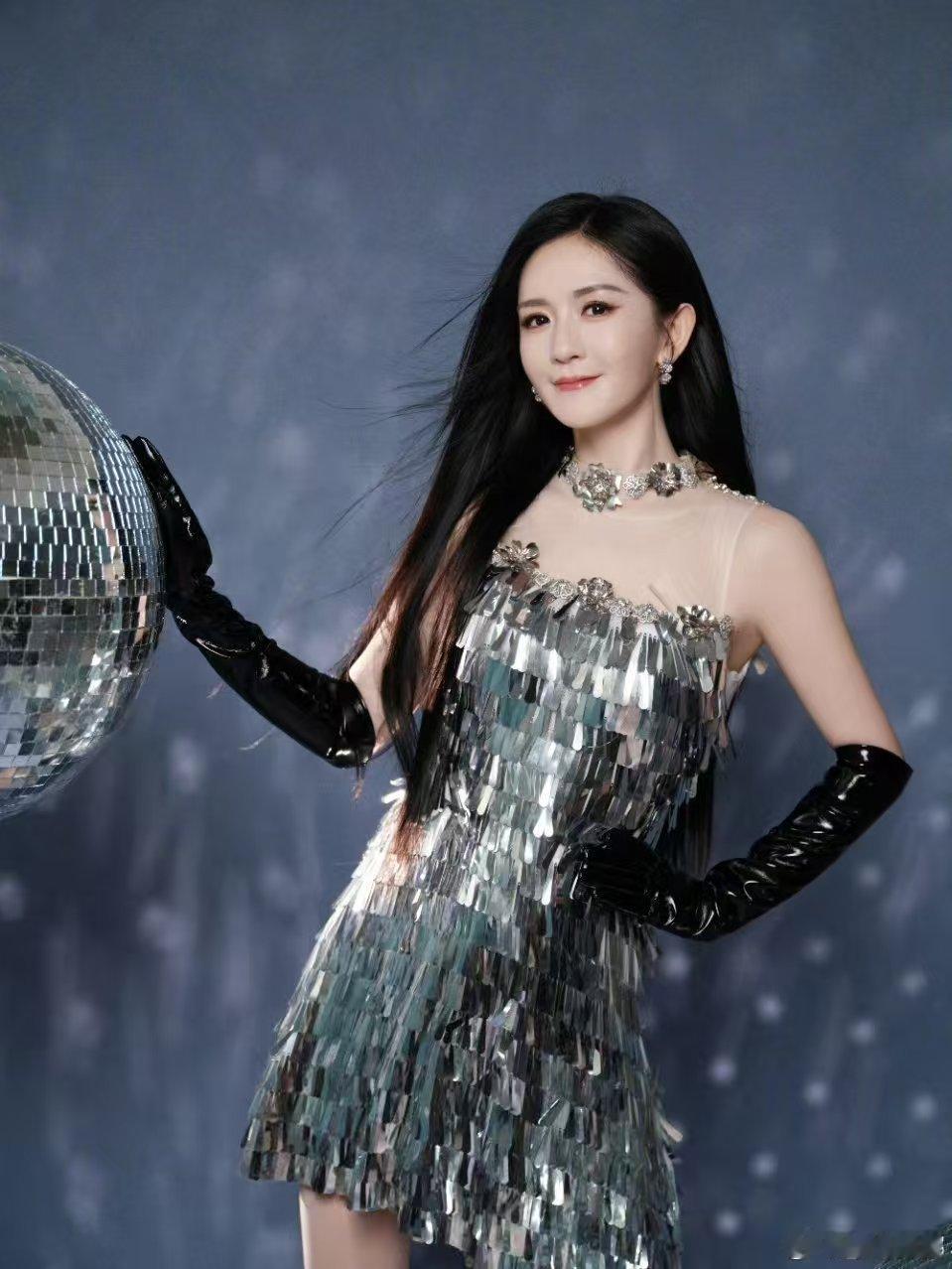 谢娜早期主持艺名叫叶子 太阳女神的起点是叫叶子的绿叶，以温柔初心，赴岁月山海，终