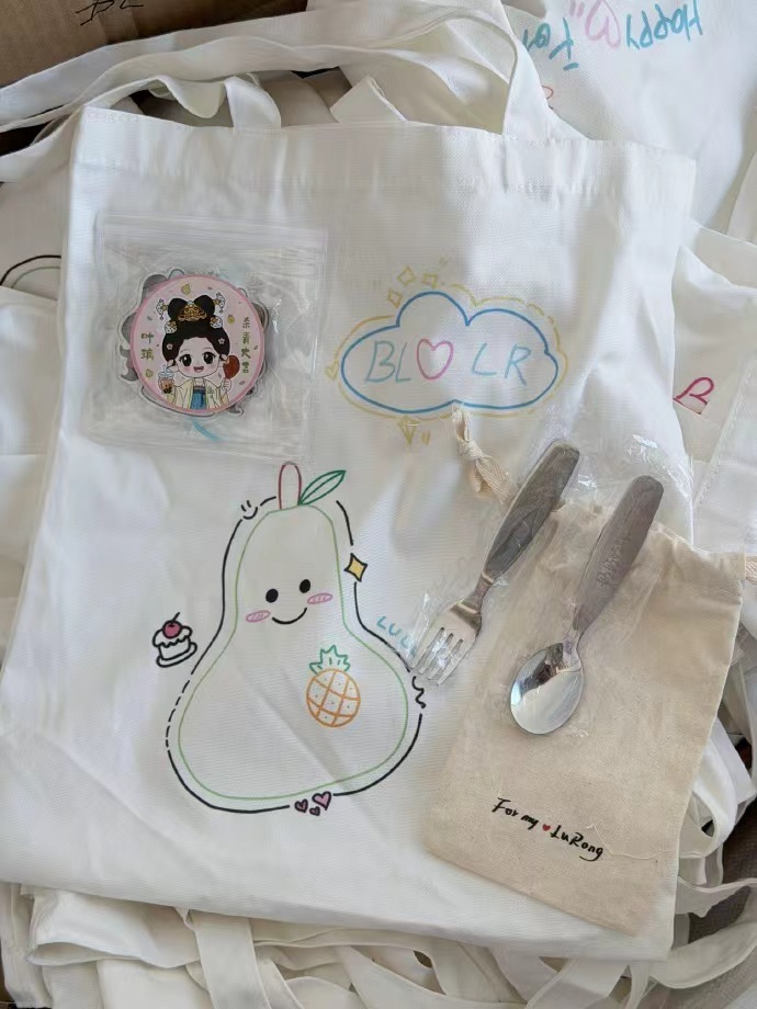 白鹿手绘帆布袋细节 拜托，真的会被白鹿的真诚和用心给打动到！给粉丝准备的逆应援礼