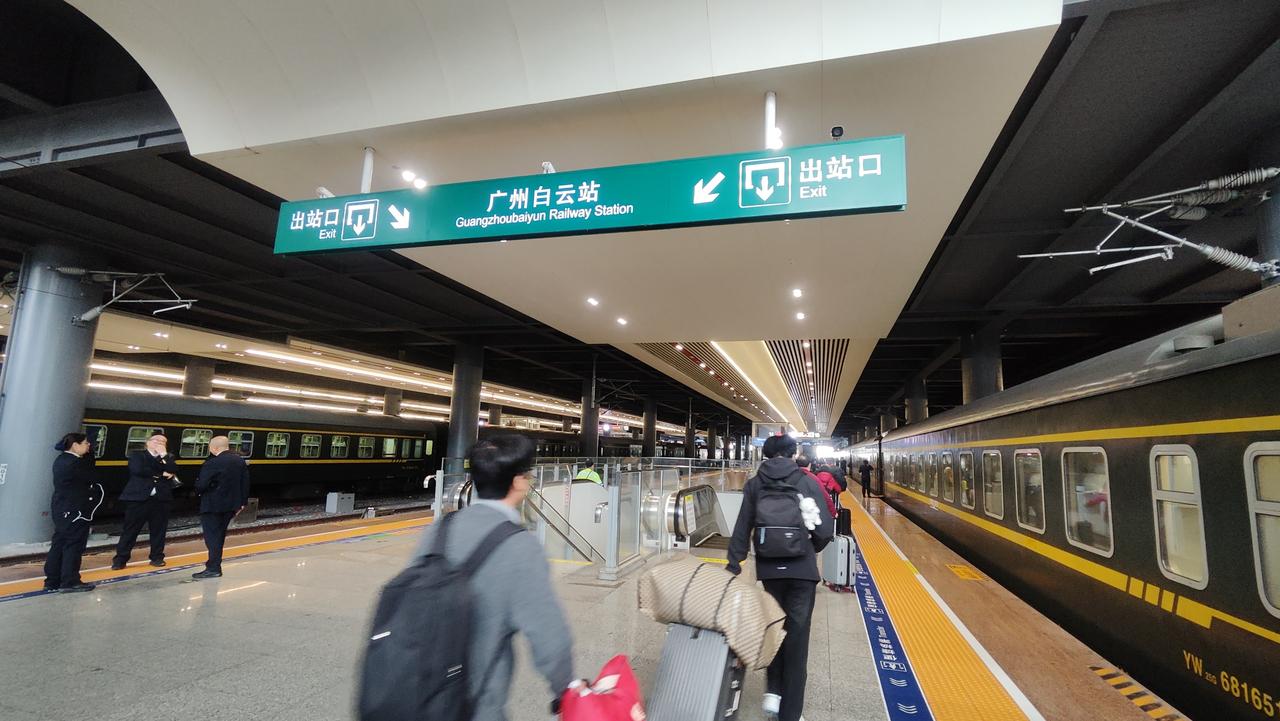 跨越三十小时征途，终抵京华。心向北京，步履不停。