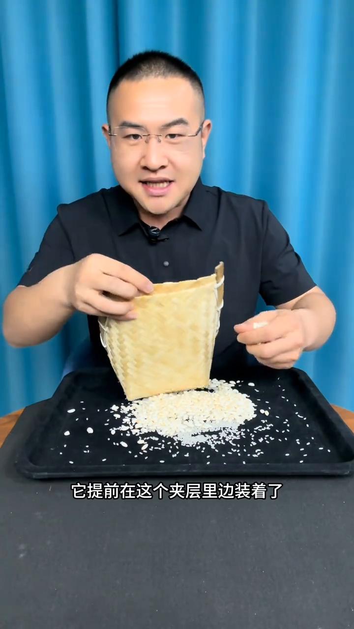 民间戏法：生米变爆米花。
抓紧了，倒点小米在里面对不对？准备好了，我要给你们炒爆