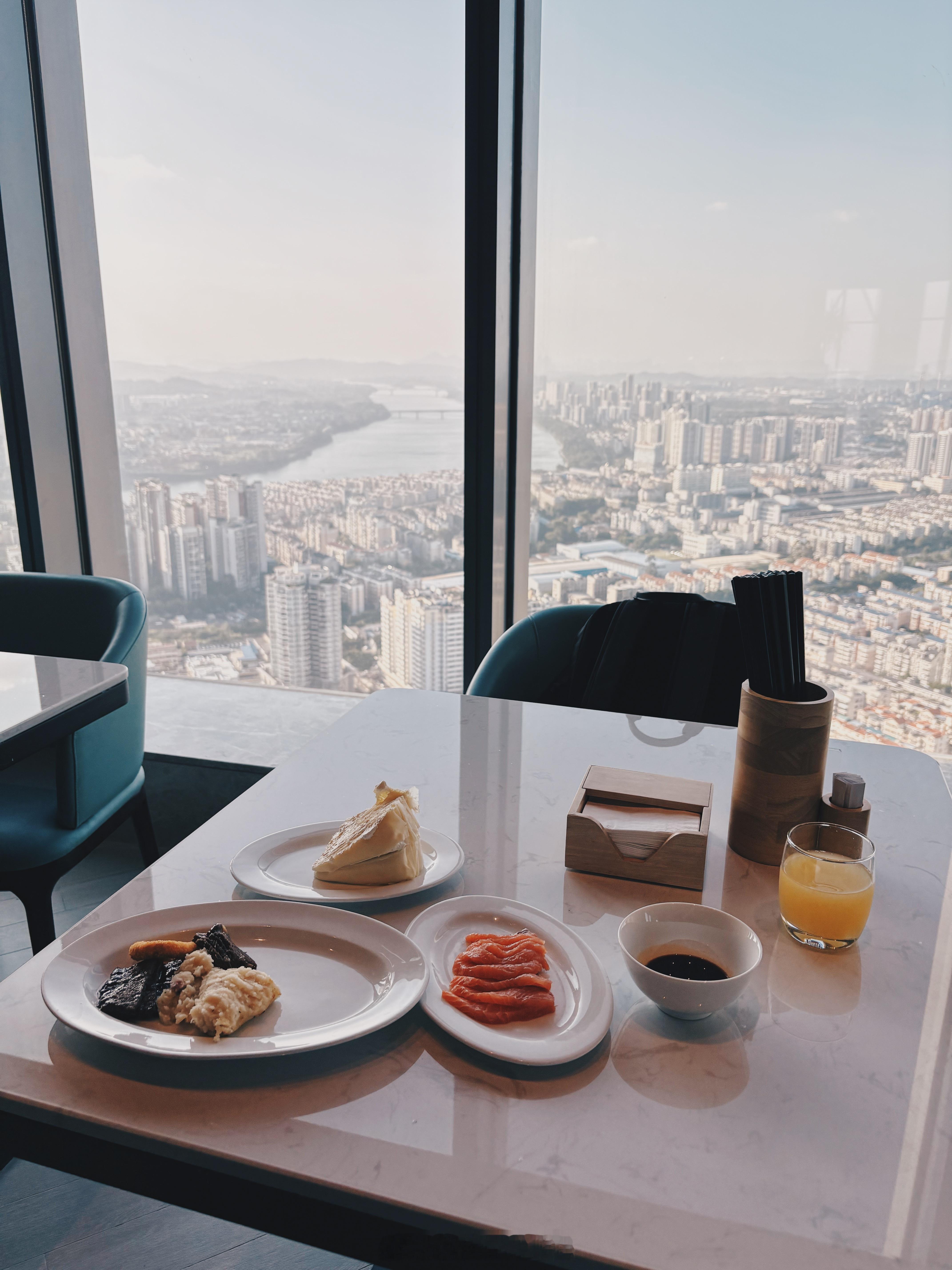 吃完晚餐准备去发布会现场。今早参加了车主共创大会，听到不少730车主的真心反馈。