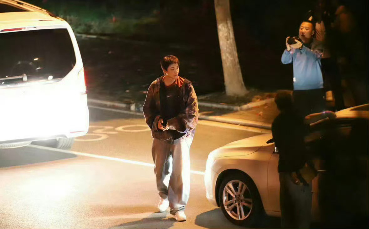 刘宇宁玫瑰丛生有效播放超5000万每一次天黑~我把你的名字念一万遍~小贝小贝小贝