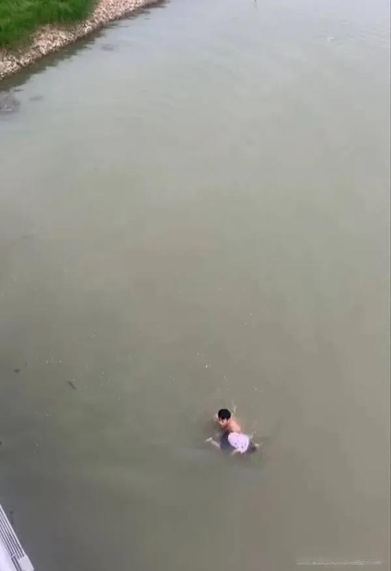 河北男子救人反被扇耳光，人心凉薄莫过于此
 
河北，男子见一女子落水，脱了衣服就