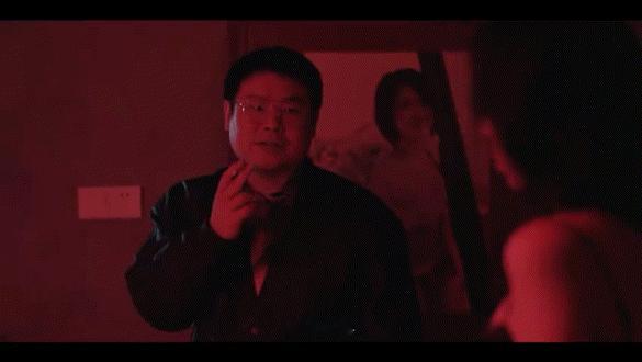 悬案 旧卷宗压着尘封往事，零碎线索藏在岁月缝隙里。模糊证词、消失物证、无法吻合的