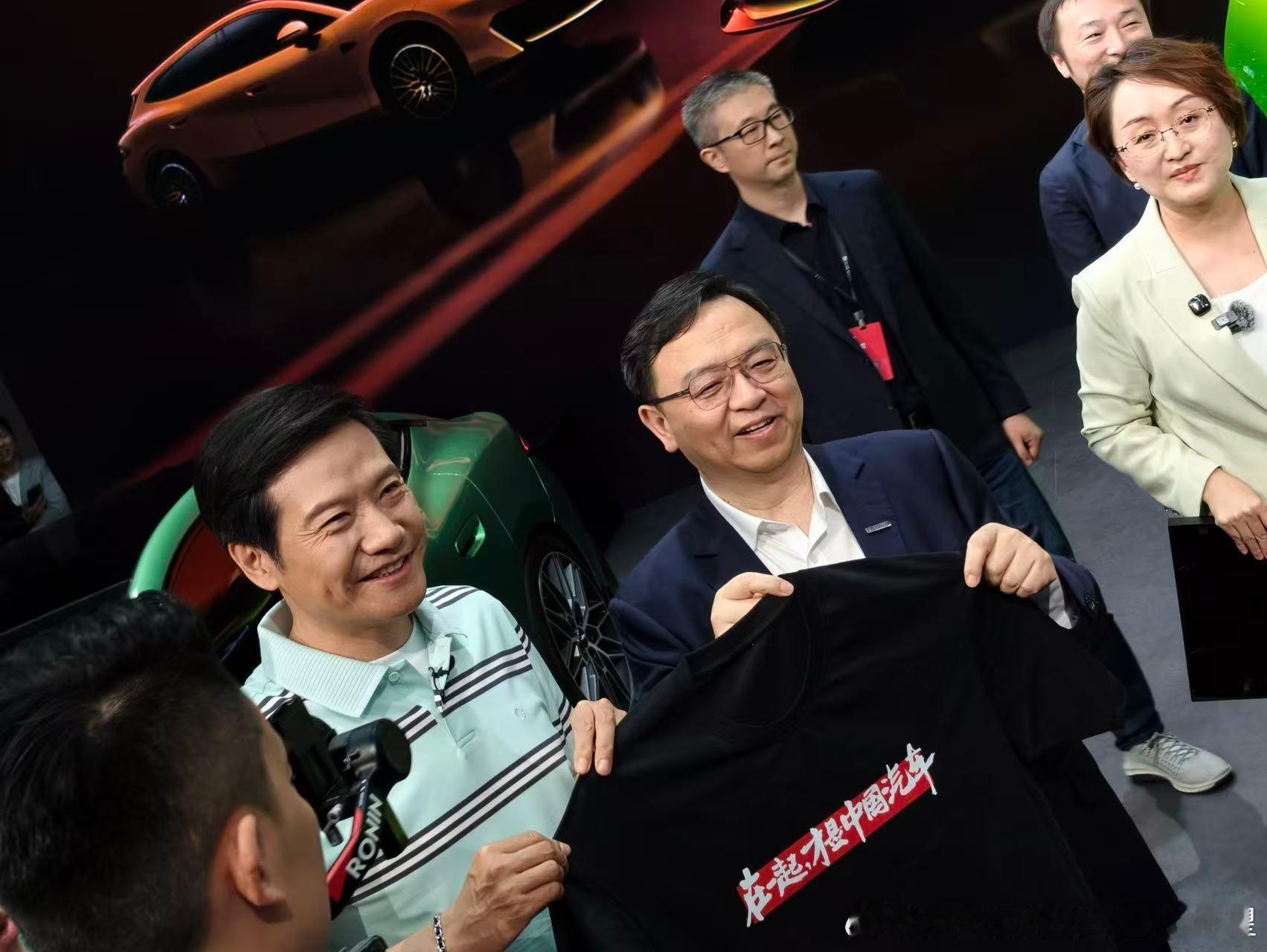 雷军 李想 分别来到迪子展台和老王交流心得 在一起才是中国汽车！ 