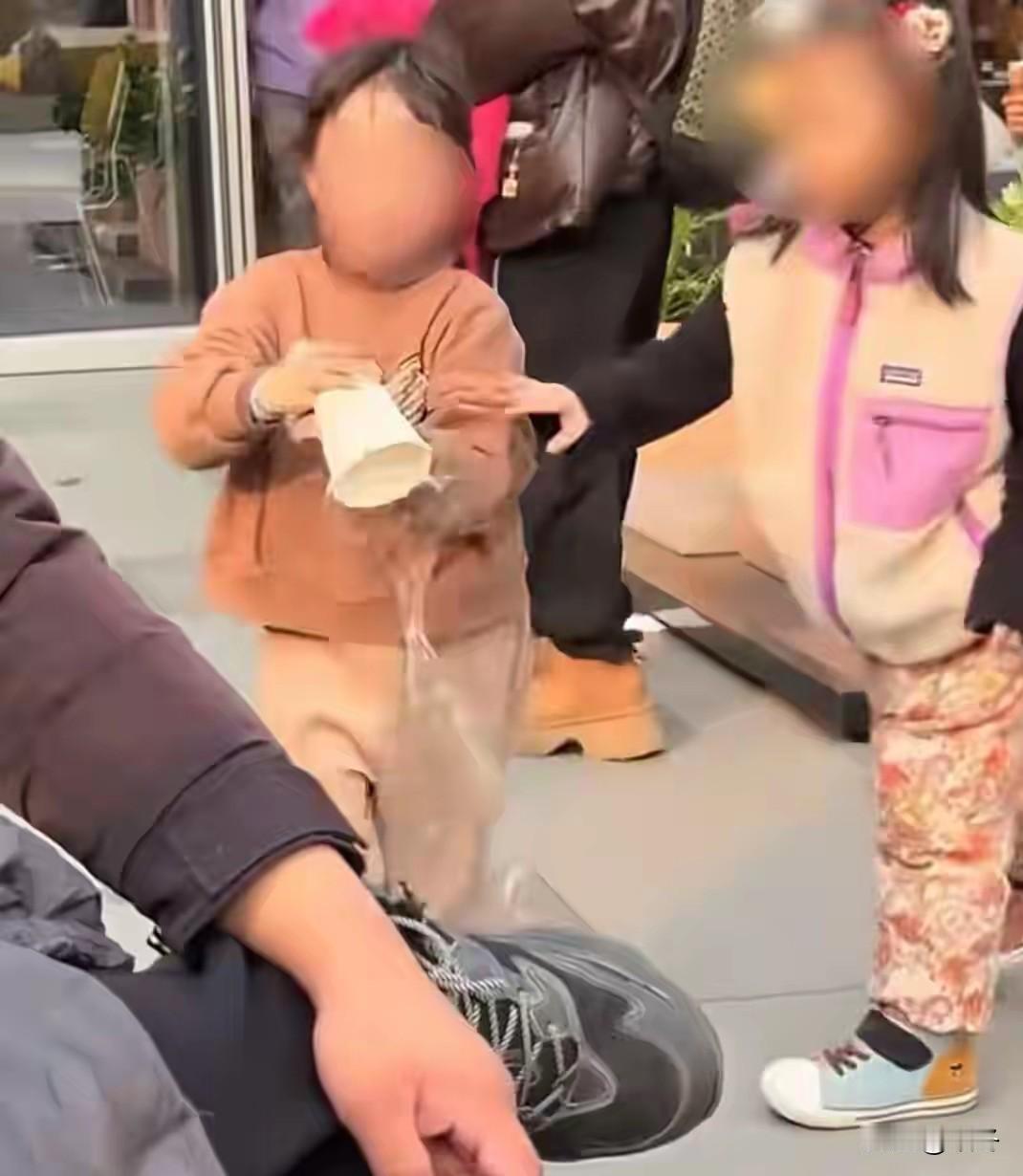 浙江绍兴某商场的一起儿童冲突事件近日引发热议。12月21日下午，一个内向的小女孩