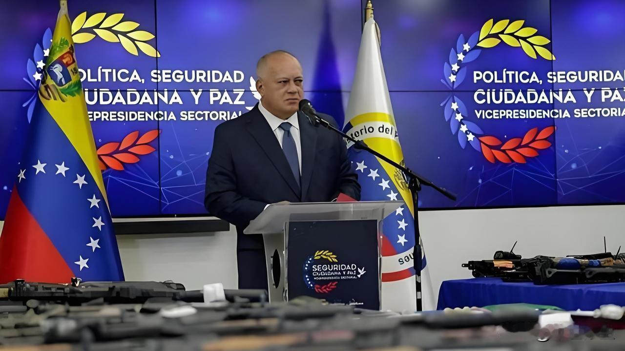 美军空袭委内瑞拉，部长穿防弹衣呼民众冷静
 
当地时间1月3日凌晨，美军突袭委内