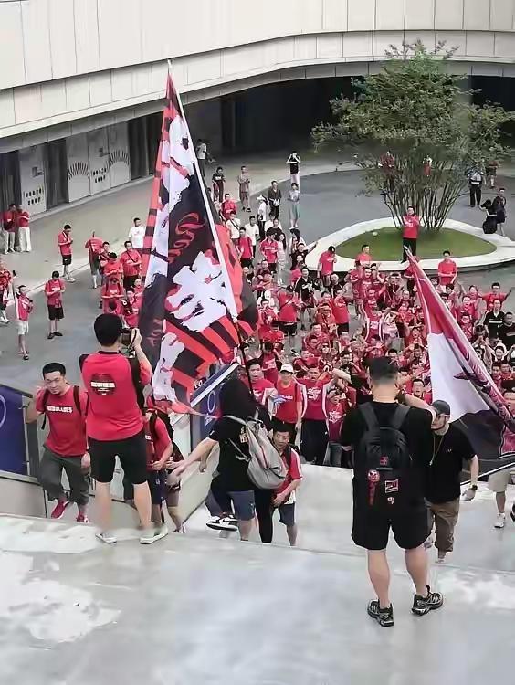 蓉城球迷越来越没底气了！上半赛季蓉城球迷看球底气十足，场上不管是领先还是落后球迷