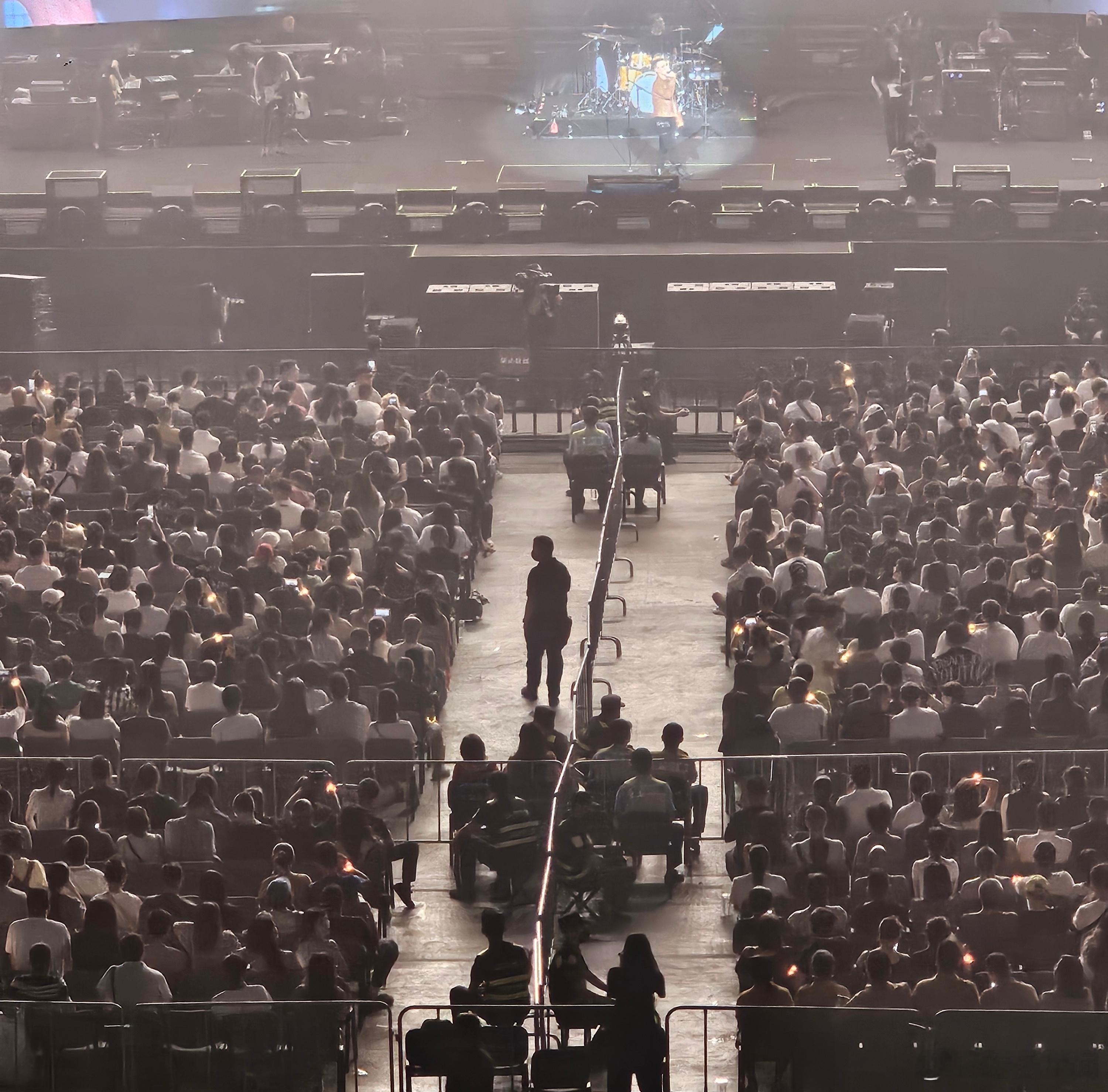 #汪峰演唱会一开场就让大家站起来##汪峰演唱会现场好嗨#汪峰以震撼开场，让大家站