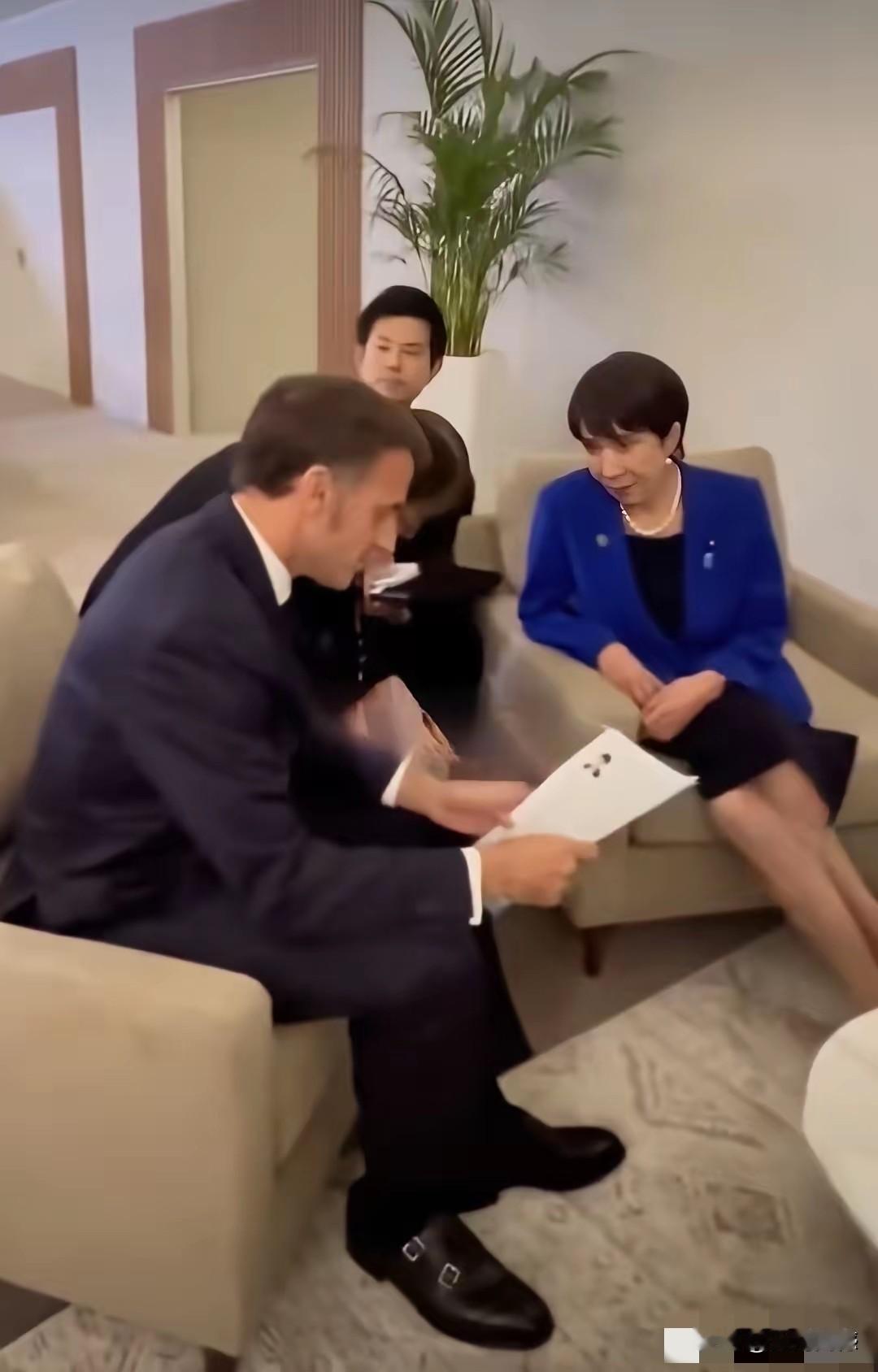 搞事直勾勾的看着小马哥，小马哥专心致志的看着材料，这材料怎么像是一份个人简历？看