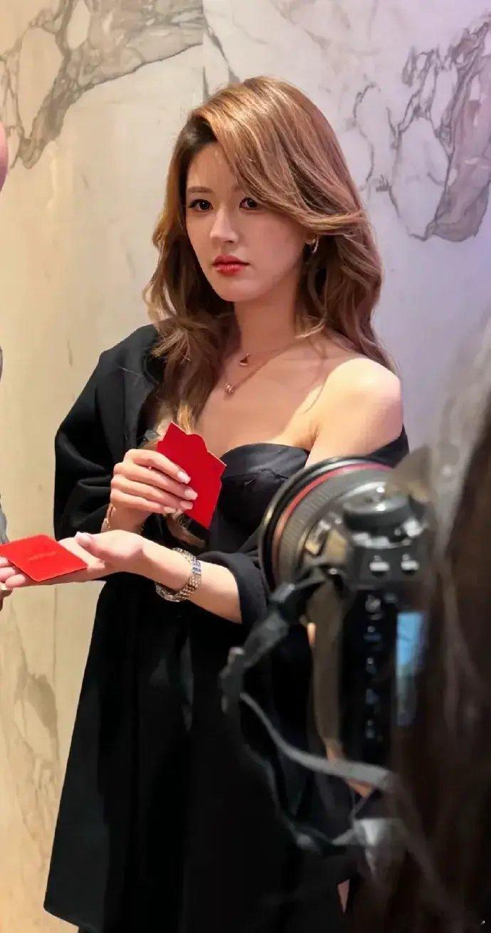 不怪那么多人想娶她，真人确实美若天仙。 