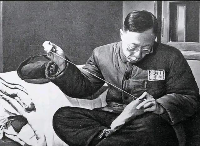 1950年，接受改造的溥仪听到“抗美援朝”的消息，当即撕开棉衣，取出印章说：“这