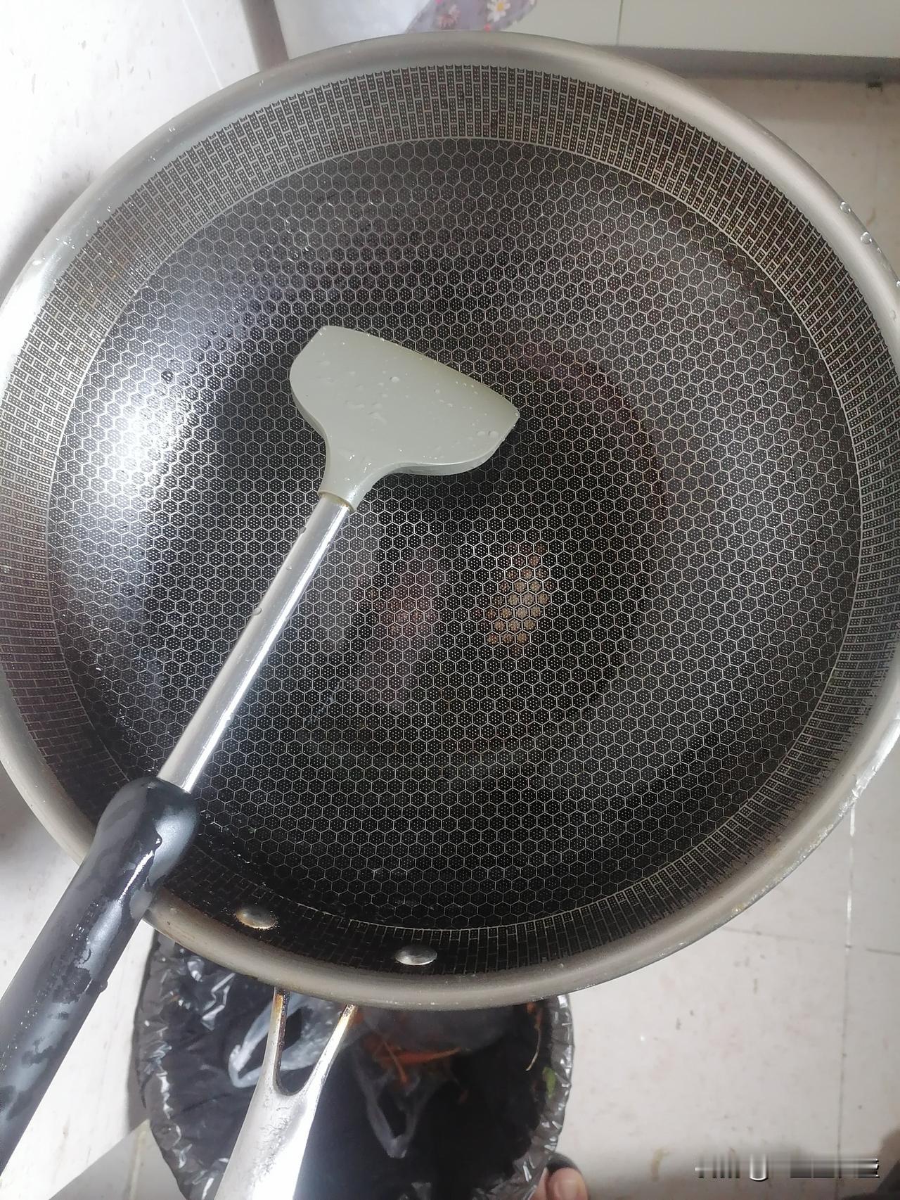 需求推动创造，创造带动消费，这个锅满足了人们对锅不沾的需求，而这物理不沾锅又要求