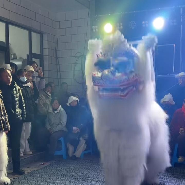 陕西富平小白狮：灵前的孝道民俗，也是争议里的“体面”。
 
这是陕西富平一带白事