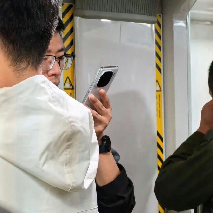 #小米14#真的很厉害吗？听我拿到真机的朋友说，边框很窄，拍照牛逼，我还真不信了