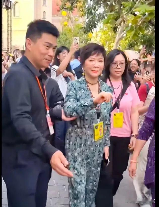 小品演员蔡明来青岛了，我还是前几年在春晚见过她，现在的他怎么需要人扶着走了？其实