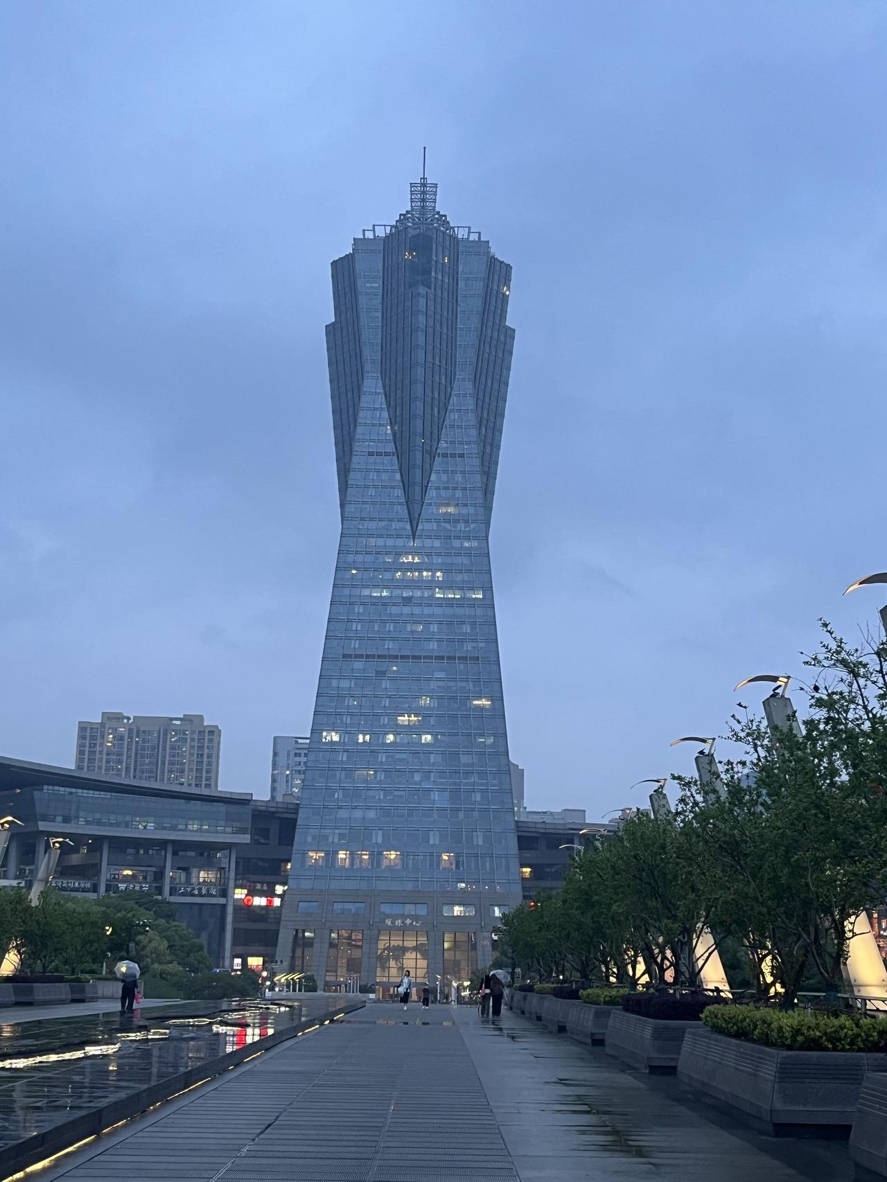 四月下旬，杭州市中心的初夜……杭州市中心大厦、环球中心、杭州市科技馆、杭州大酒店