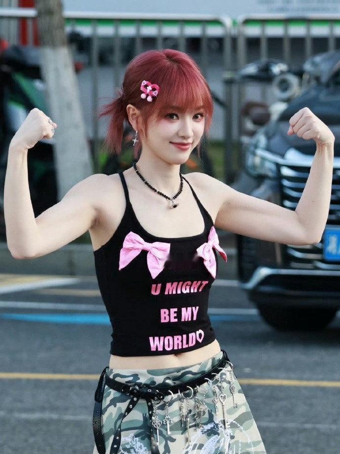 黄灿灿[超话]黄灿灿像小学生装大人 黄灿灿满30减20灿灿这身打扮简直是童颜永驻