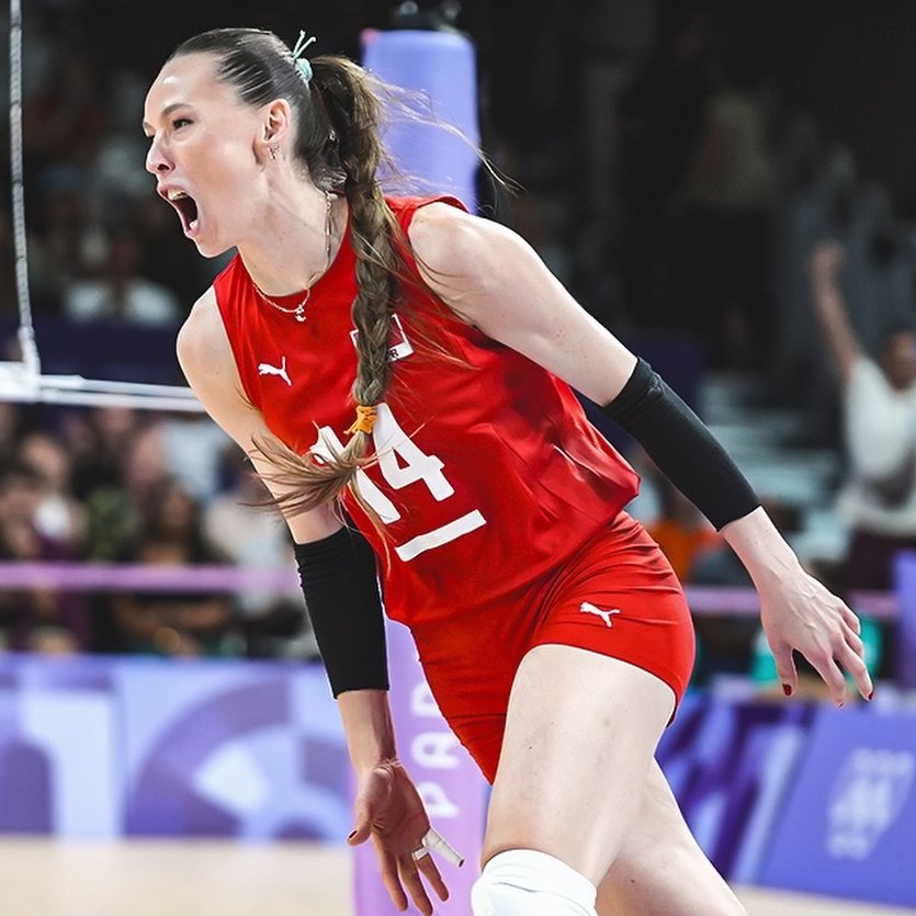 【我达依旧风骚】土耳其🇹🇷女排和塞尔维亚🇷🇸女排的热身赛中，埃达.埃尔德