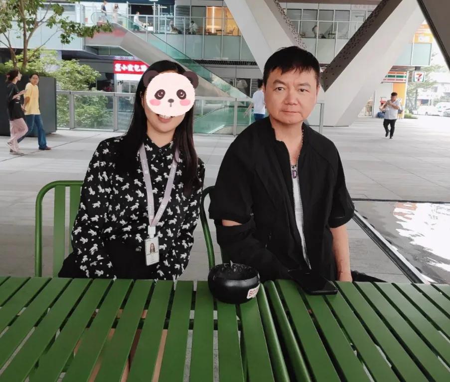 艾威丧妻后罕露面！收起悲伤情绪，大方与网友合影
5月27日，某网友在个人社交账号