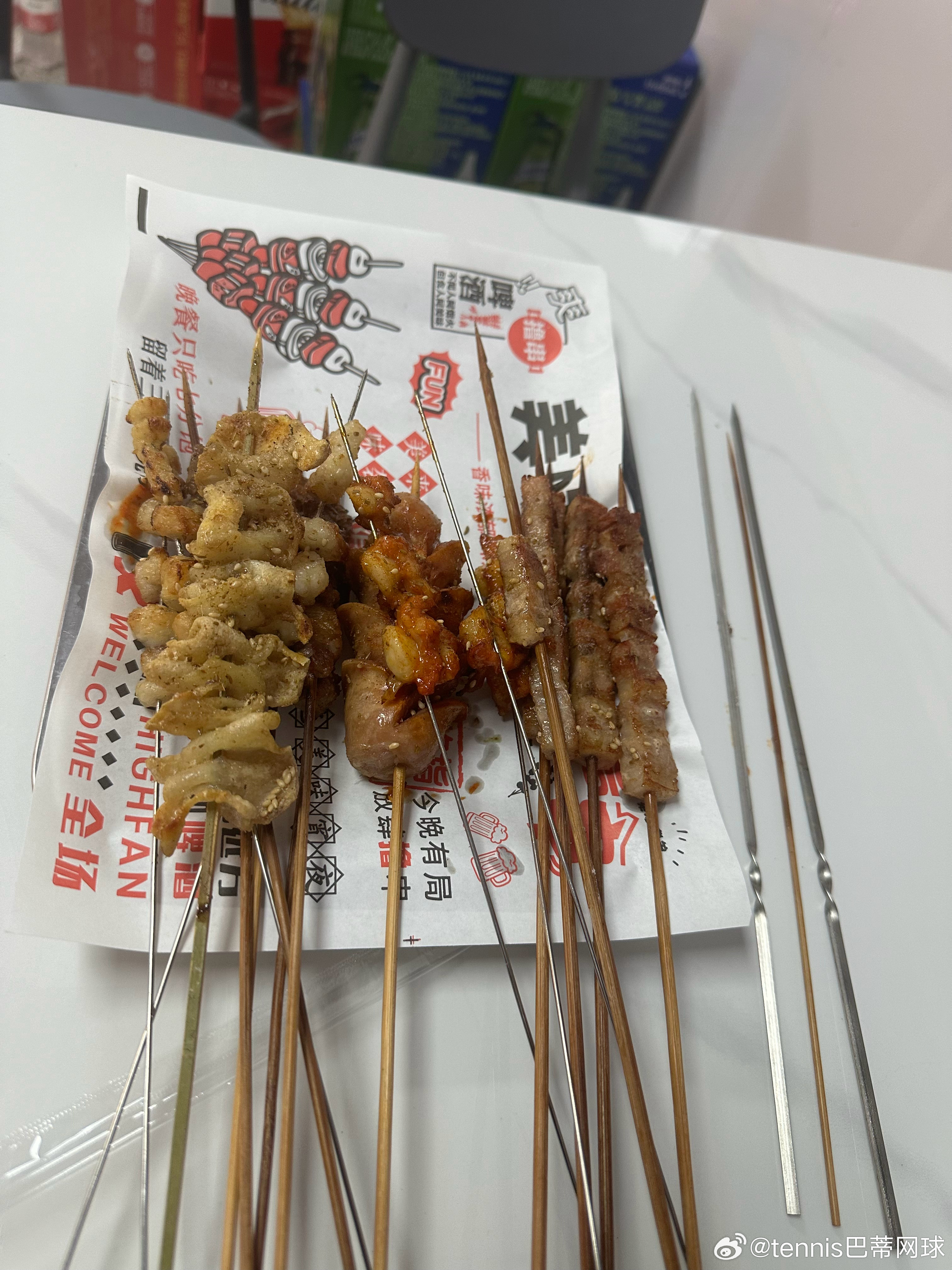 深夜放毒好久没有吃烧烤了，这家终于年后营业了，鸡皮，牛羊肉，胸口油….好吃不腻新