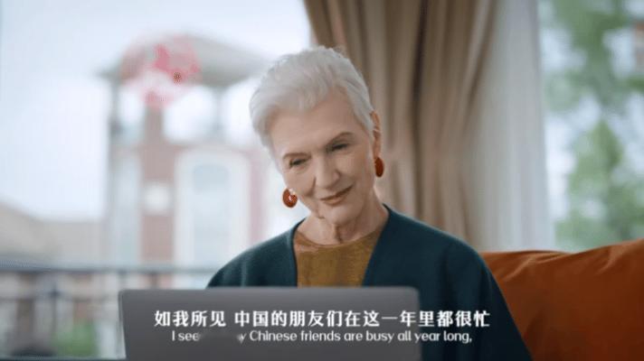 马斯克妈妈眼里的中国春节 被梅耶·马斯克的春节感悟暖到了！她精准捕捉到中国人忙碌