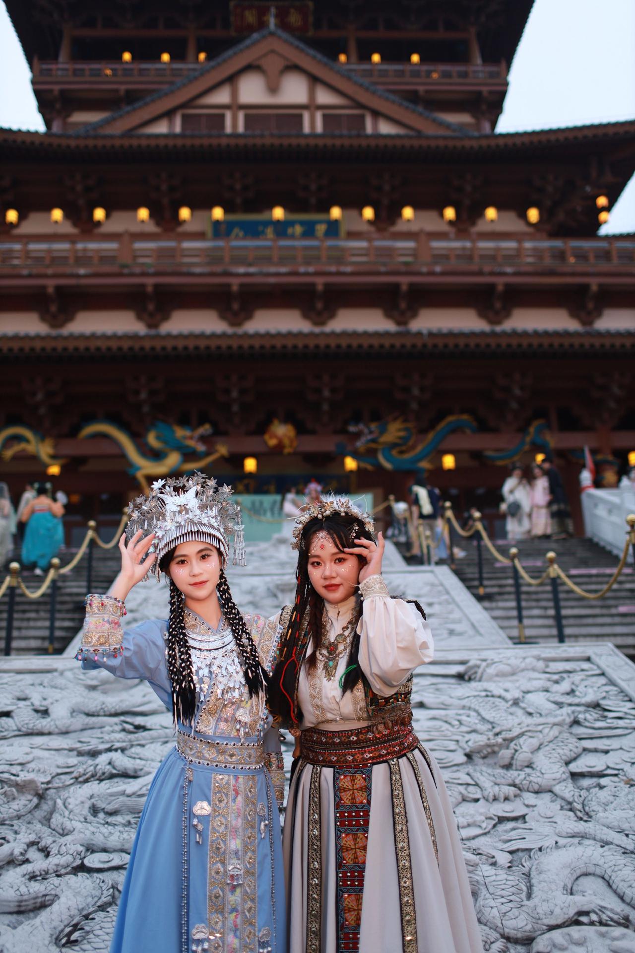 总要当一次西域公主吧 凤凰古城苗族服饰 凤凰古城民族服饰 苗服夜游 赴一场民族异