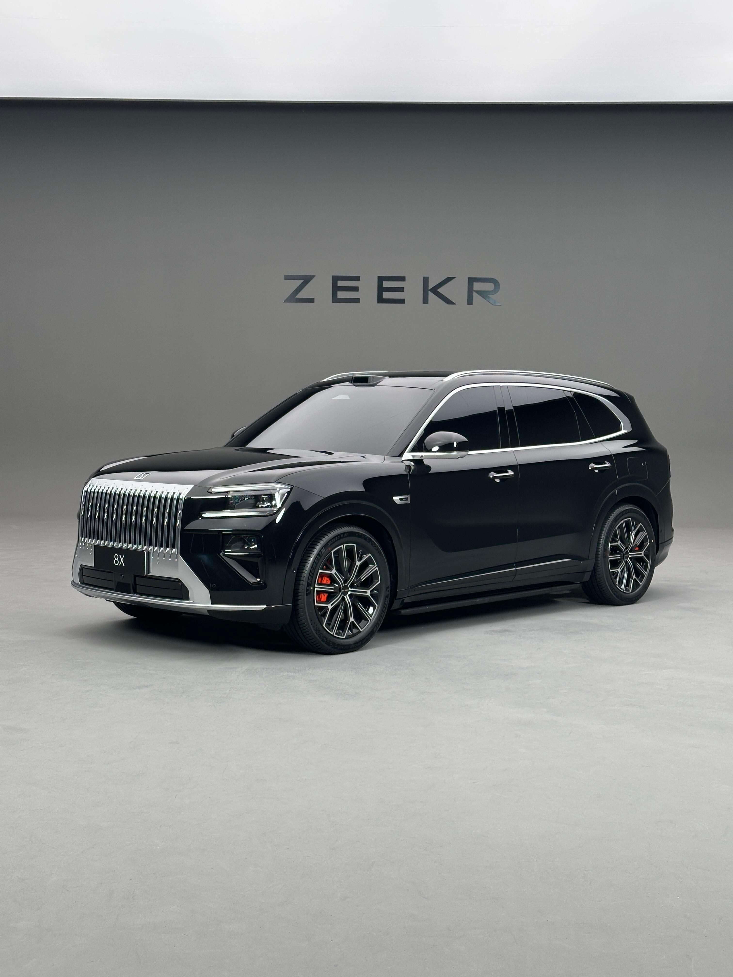 今晚来看下极氪8X技术发布会，相比较外形更加硬朗的极客9X，我更喜欢线条稍微柔和