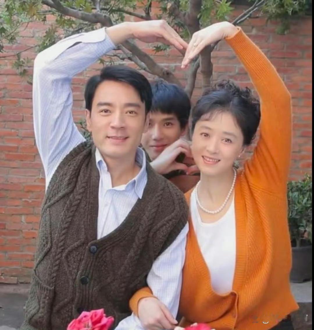 《小巷人家》真的是今年的惊喜之作，不愧是品质黑马剧。剧中就连一家三口的选角都如此