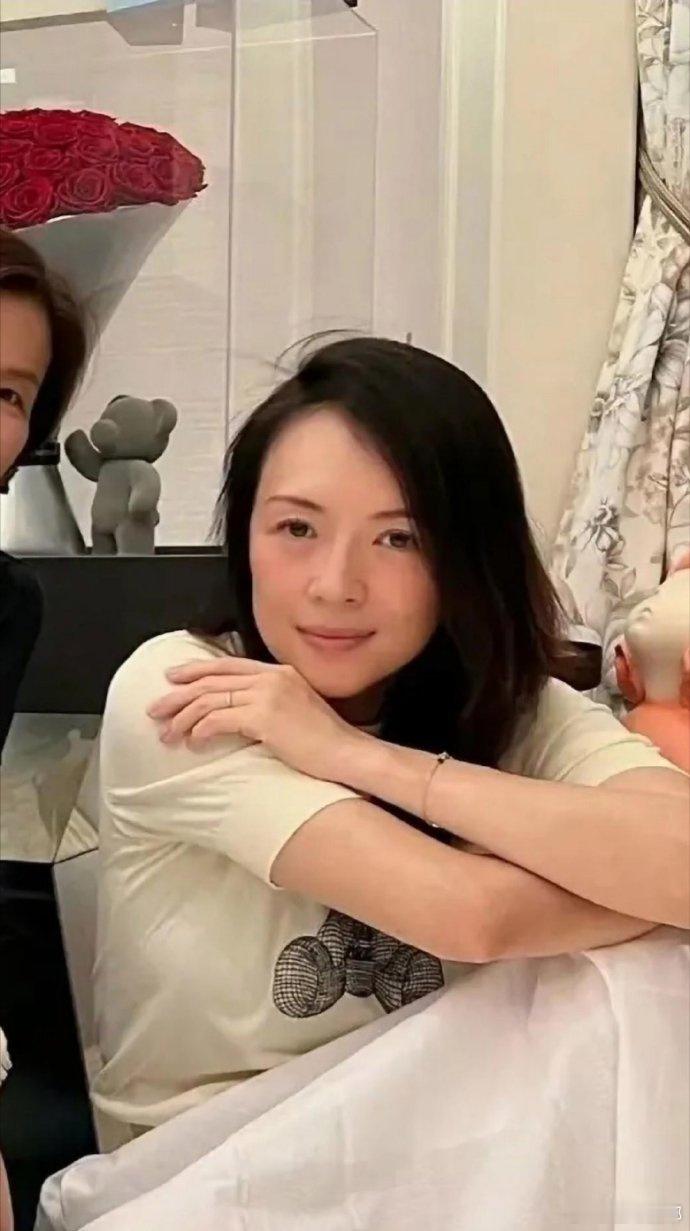 离婚前的章子怡，所有人都在开心拍照，只有她在拼命的压抑自己，爱与不爱很明显