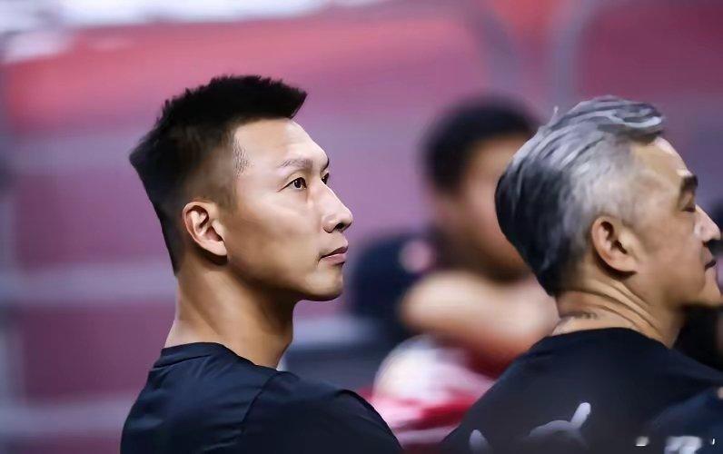 易建联，阿联，你真是糊涂啊，怎么能干出这事呢？​易建联作为昔日男篮的一哥，其为人
