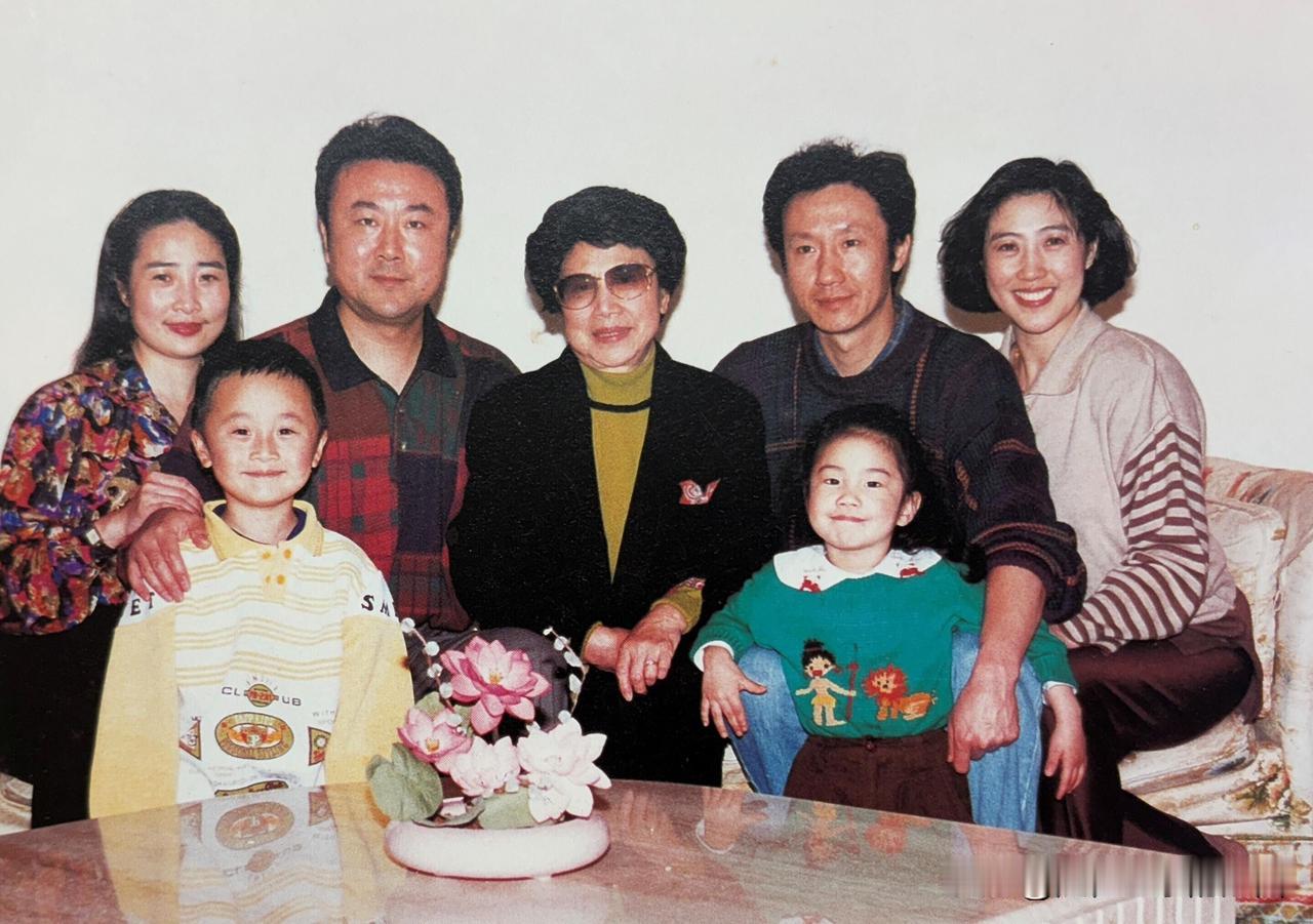 曾经演过《红楼梦》的越剧表演艺术家徐玉兰早年间和两个儿子、儿子、孙子，孙女的合影