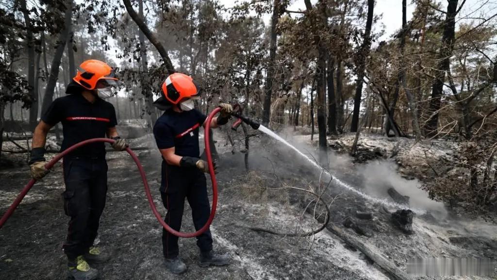 【志愿消防员被怀疑引发了法国毁灭性森林大火】（BBC）据官方消息，一名志愿消防员