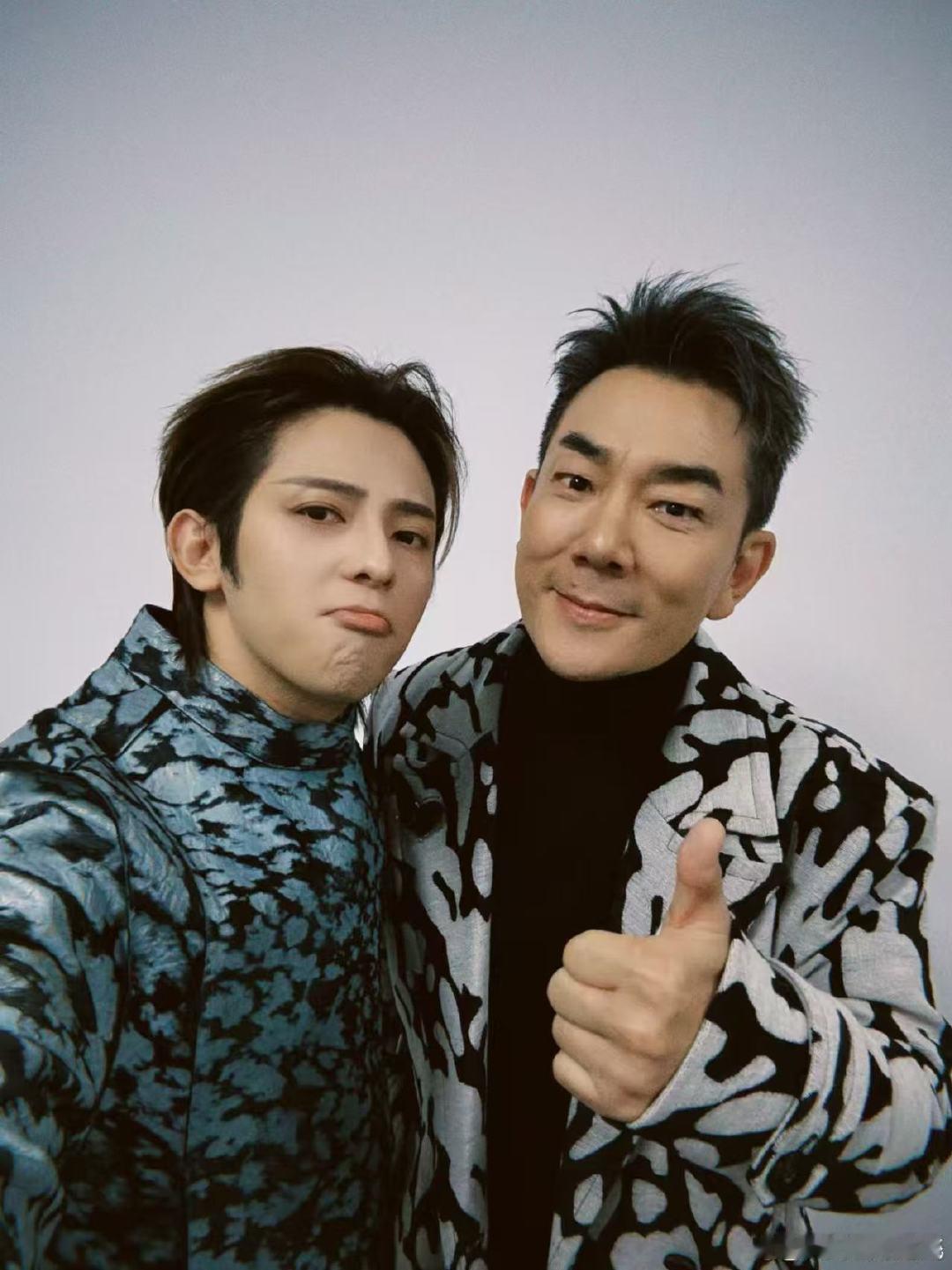 符龙飞任贤齐合照符龙飞晒与任贤齐合照符龙飞和任贤齐的央视跨晚后台合照太有梗了！画