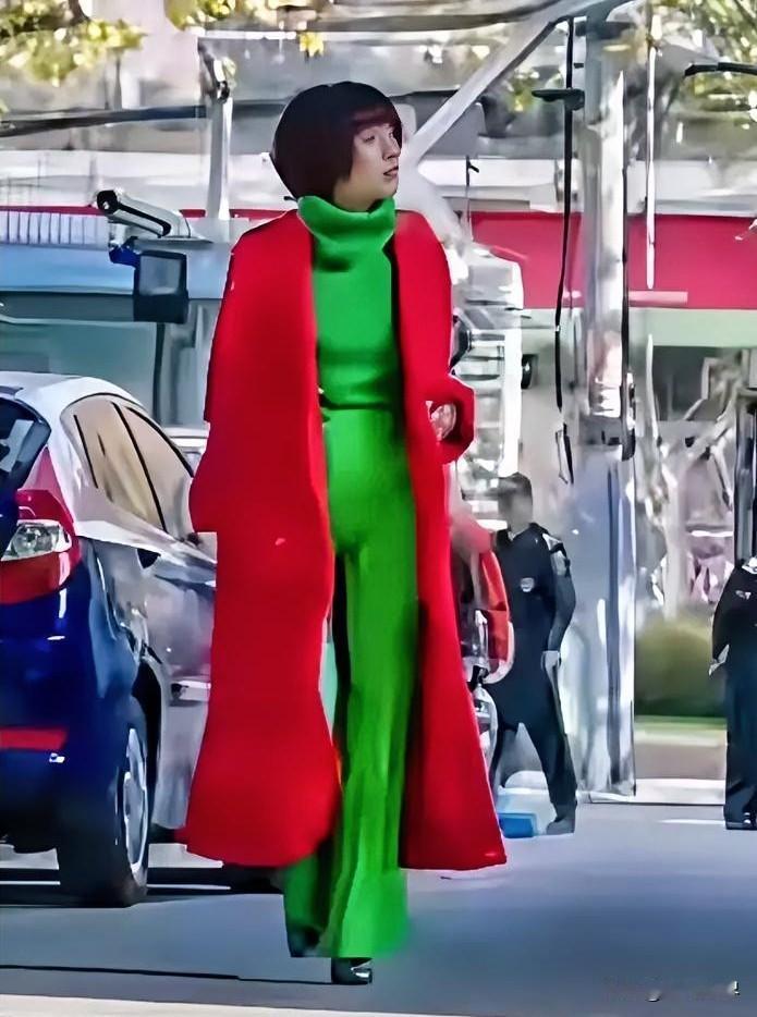 如果红配绿显庸俗，那么，剧组的导演和化妆师怎会安排马伊琍这样出场呢？而人家马伊琍