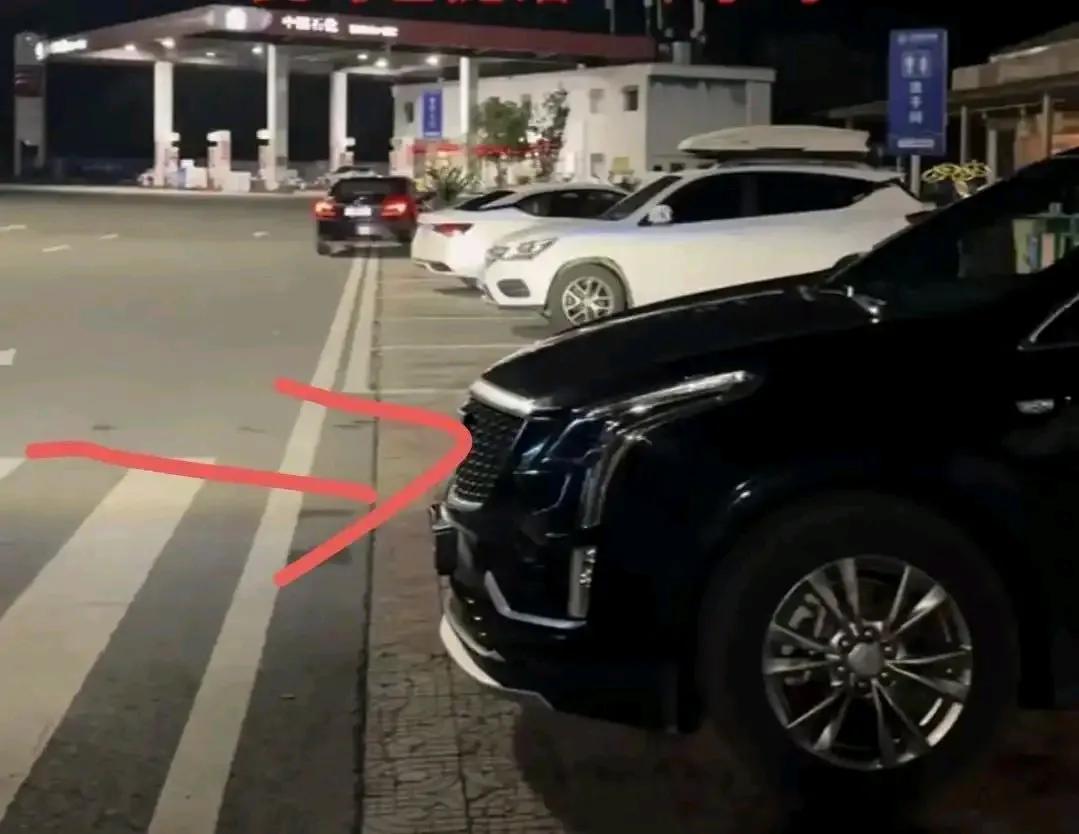 车子在离加油站20米处熄火，车主求借油桶被拒，最后花350元拖车——明明近在咫尺