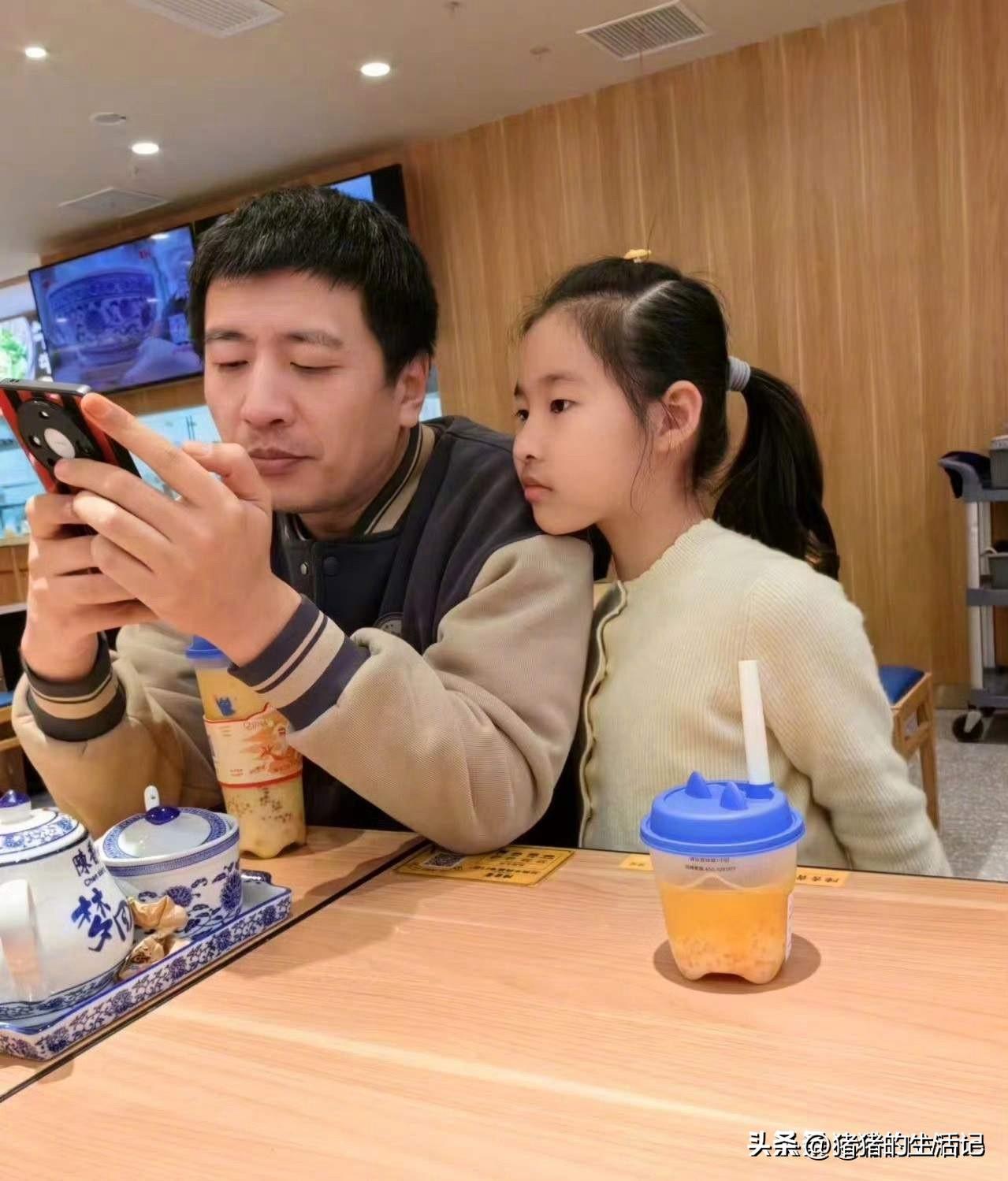 张雪峰真的是一个合格的父亲。

你看他每天工作这么忙，还依然抽出时间陪伴女儿，给