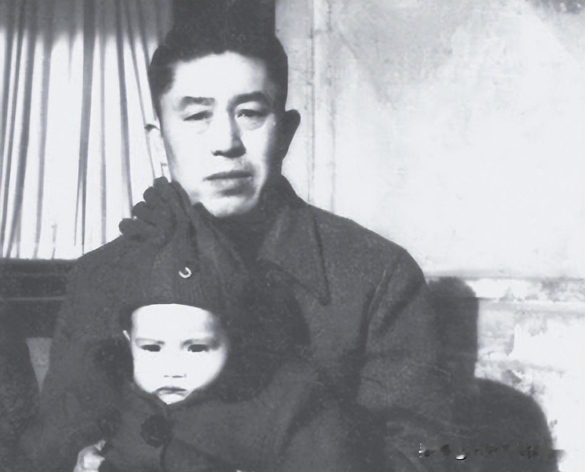 1954年中国共产党第一次全国代表大会上，毛主席亲自指示郑洞国出任国防委员会委员