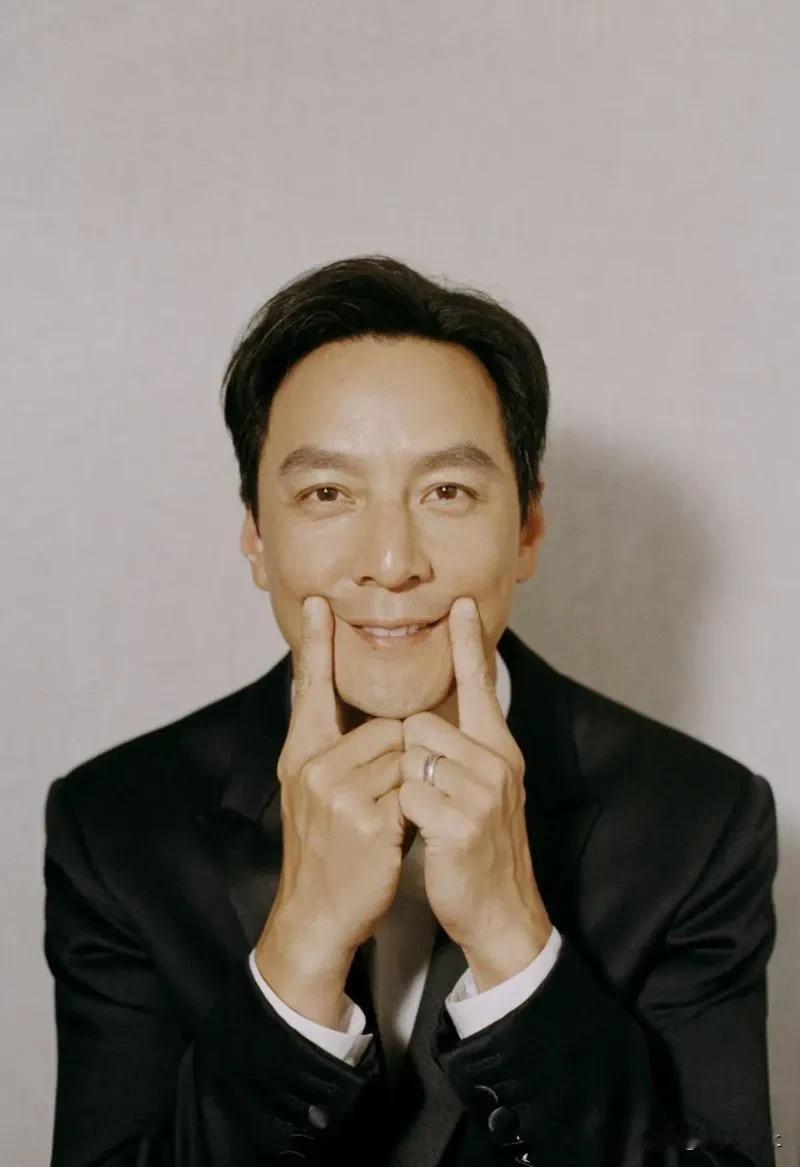 吴彦祖说，我女朋友说过很多次不想结婚，我一直以为谈几年后，我们就分手。直到六七年