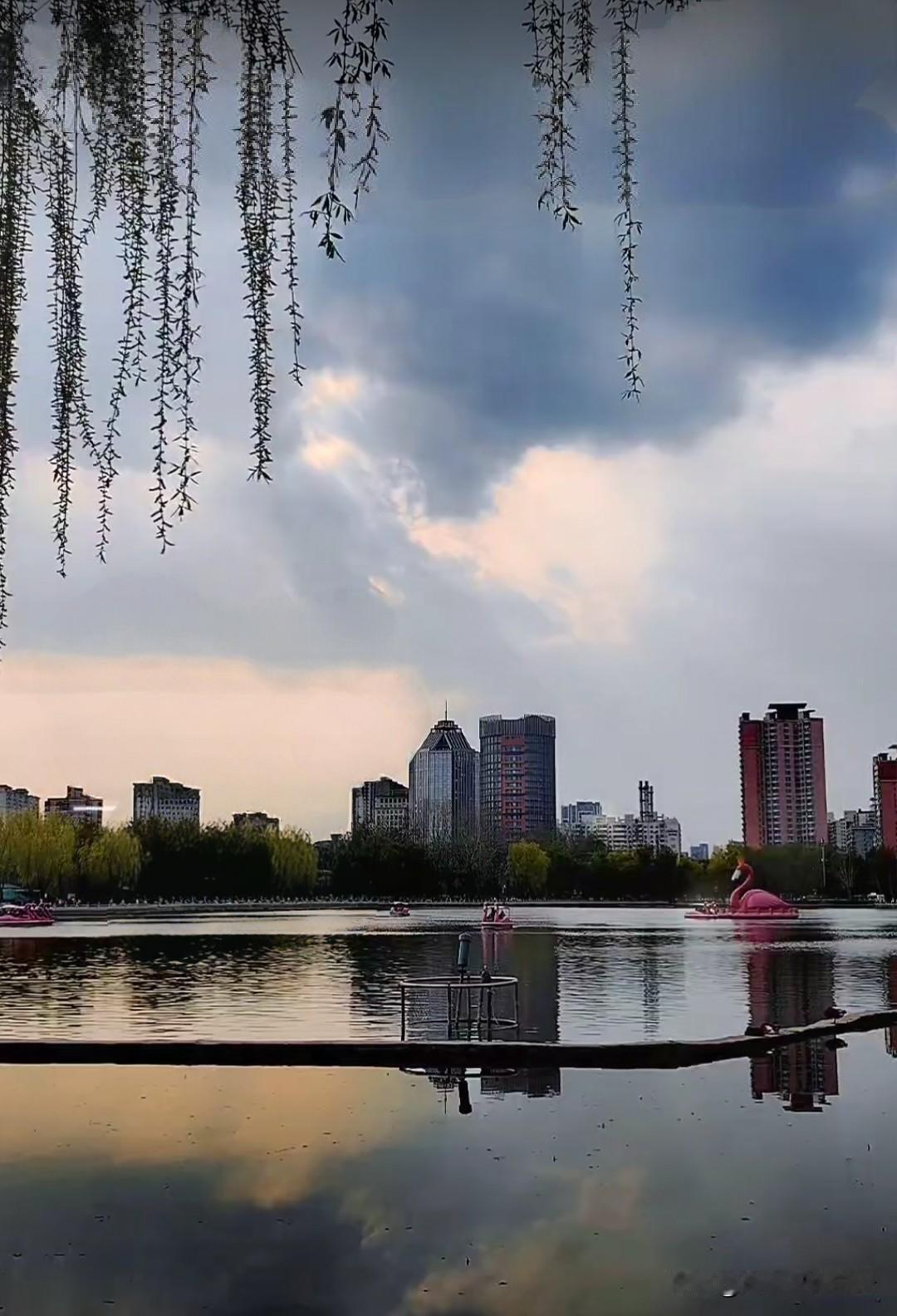 坚定的唯物主义者也会在深夜，企求命运高抬贵手。

再撑撑，熬完這段滿是疲備的日子