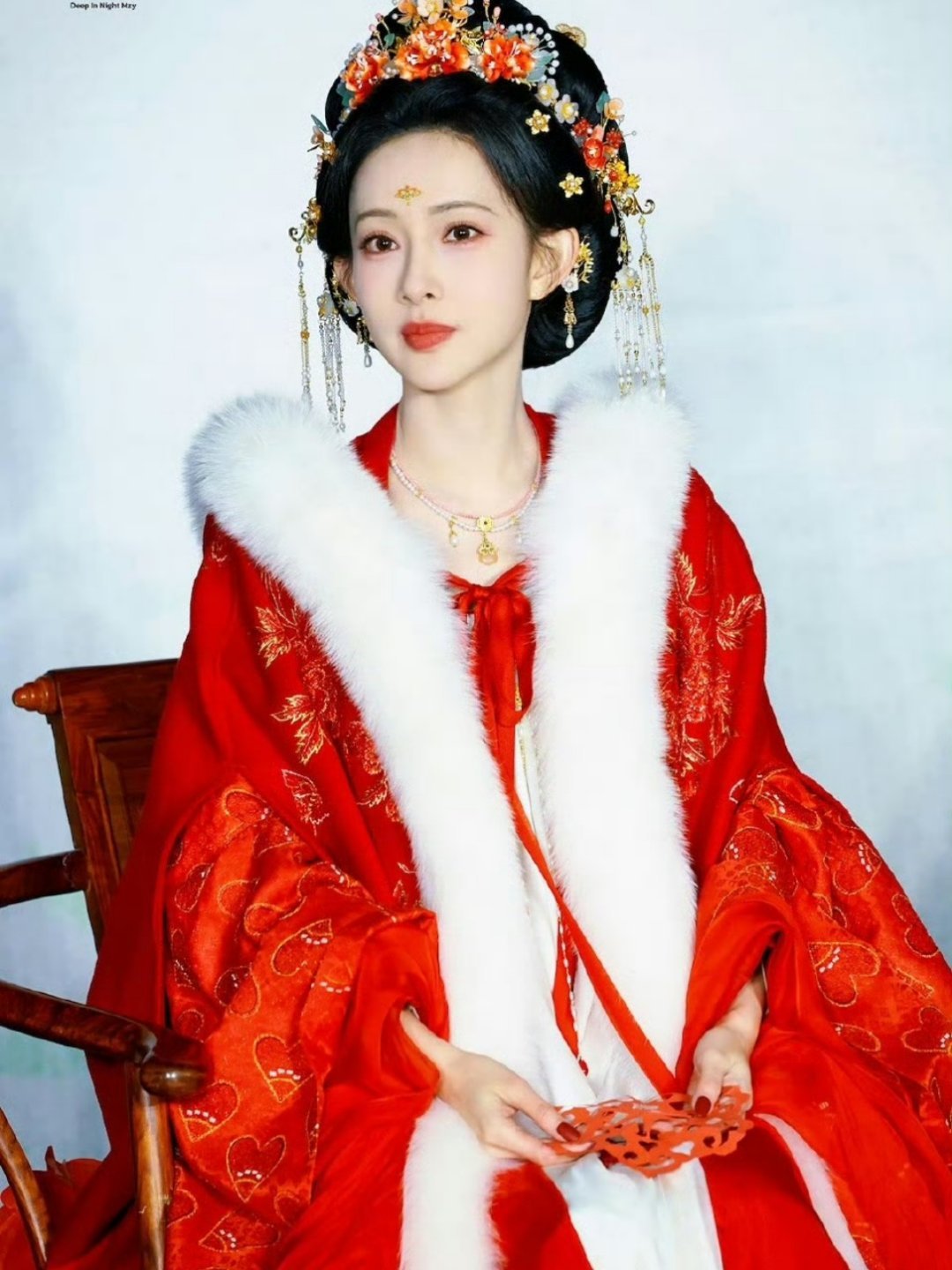 将门独后原著没有女主穿红衣骑马设定 网友发现，《将门独后》海报中的女主孟子义穿红