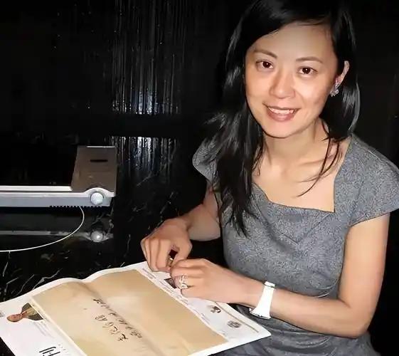 "我愿意放弃中国国籍，自愿加入英国！"这句话，出自前央视才女主持人姜丰之手，这是
