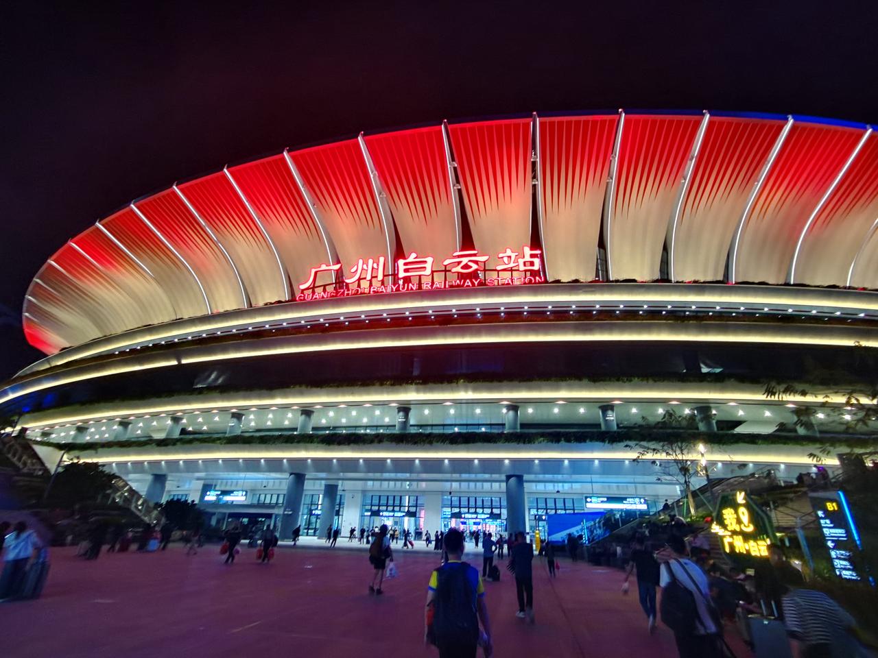 你见过亚洲第一大火车站的模样吗？

从地铁八号线石潭站出来，便踏入广州白云火车站