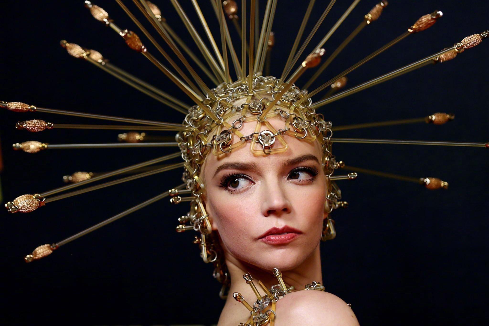 安雅·泰勒-乔伊出席《疯狂的麦克斯：狂暴女神》悉尼首映礼，造型有点酷！！！！ ​