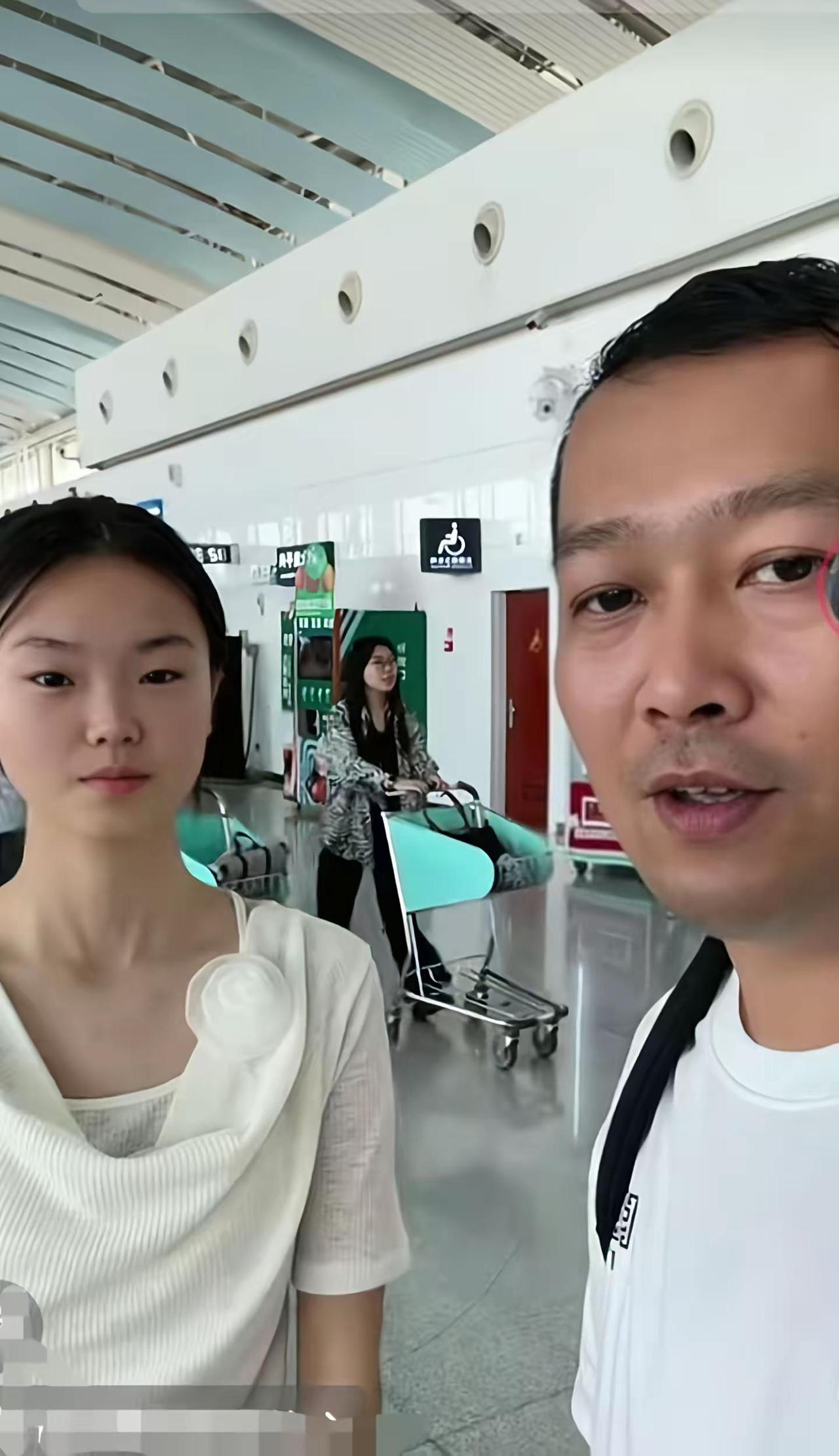 作为继父独自带大女儿回四川陪爷爷奶奶，虽然没有血缘关系，但是画面非常温馨，幸福感