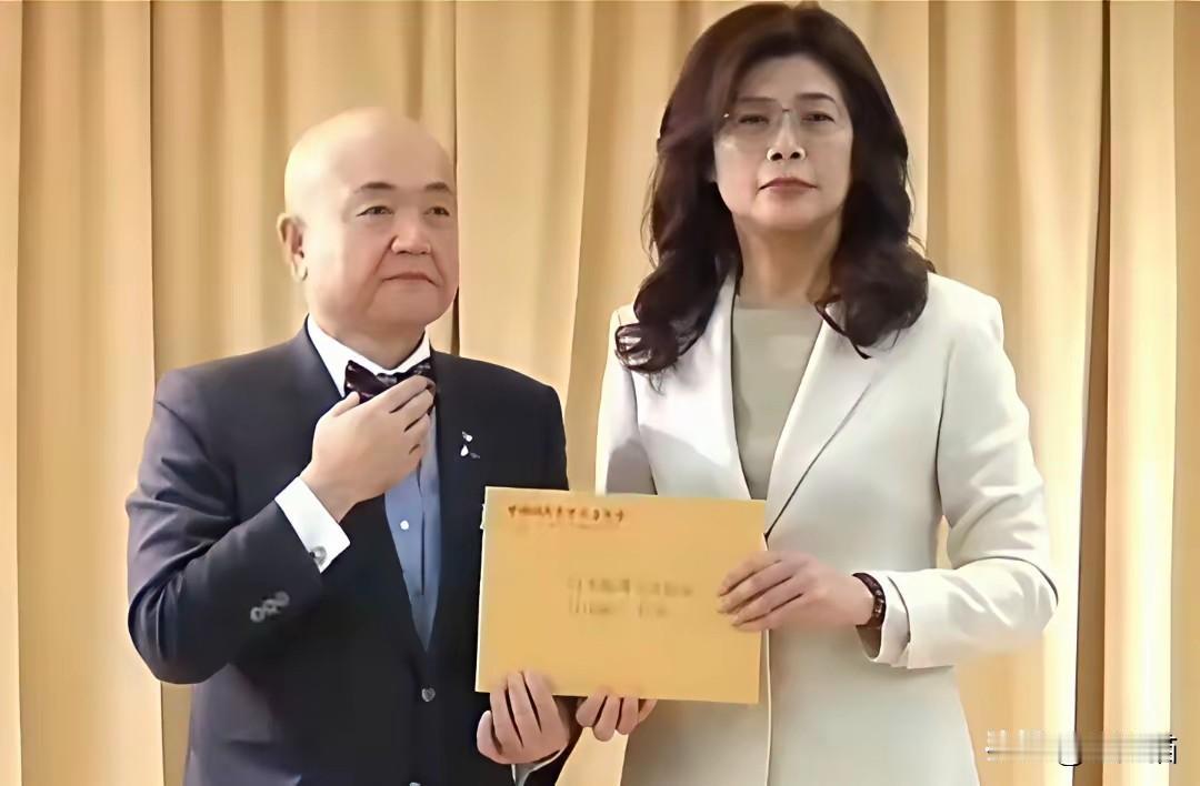 郑丽文声称“地震发生后收到了各界友人的大量关切询问”。这实在让人难以理解，此次地